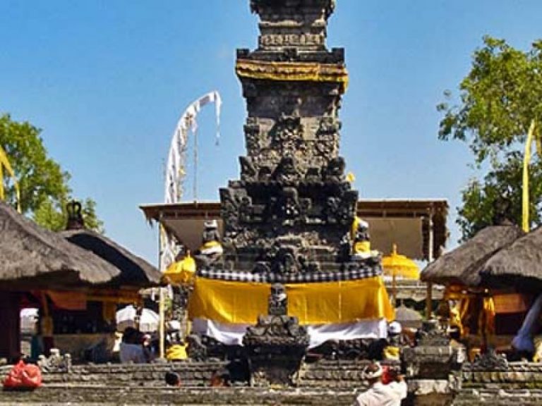 Pekraman Sakenan Pura  Desa  Lembongan Bali  com