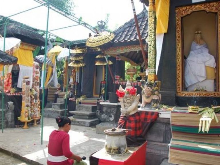 Pesamuan Lawang Sari Temple 768x576