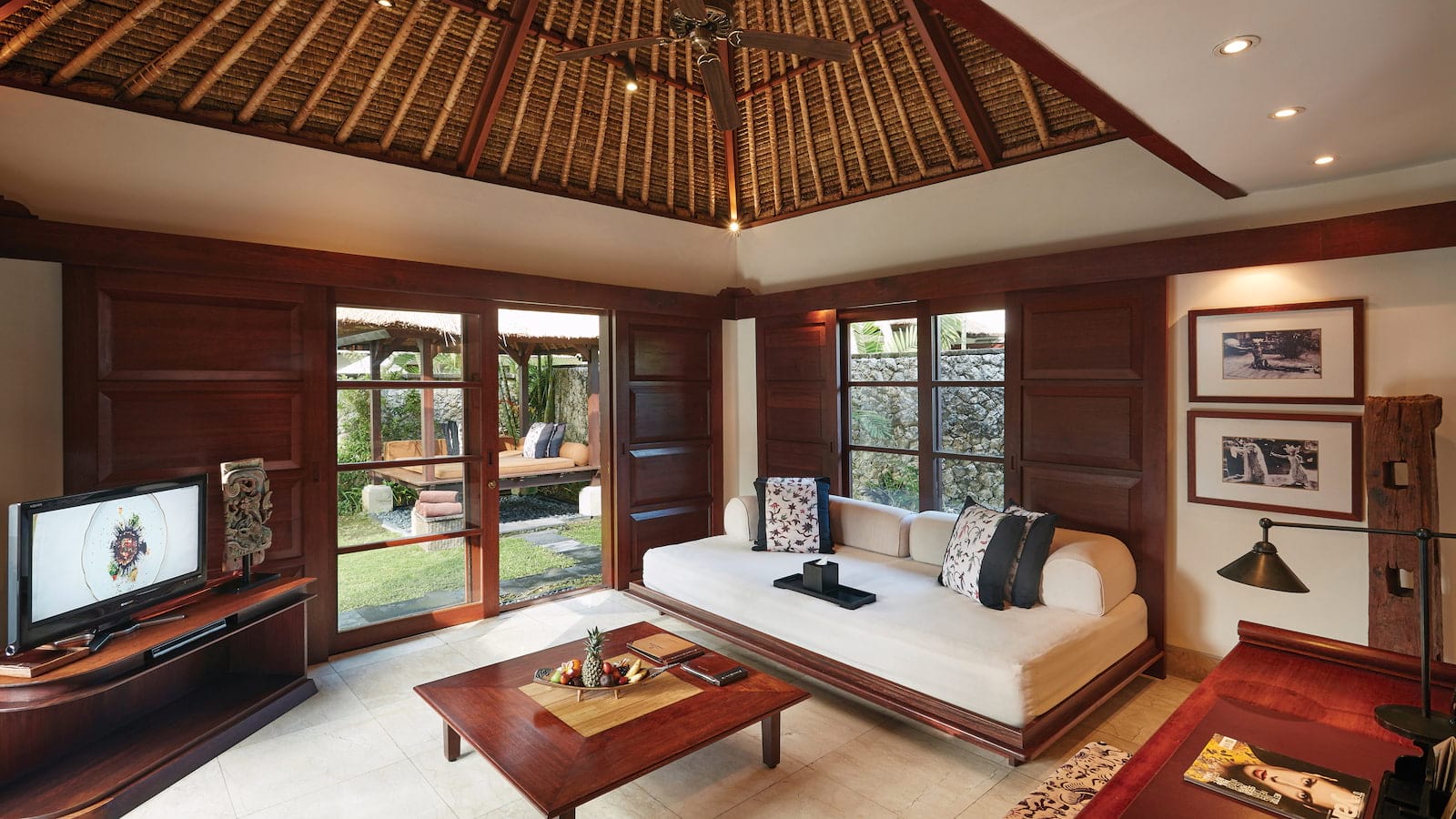 jpb acc villa deluxe pool09 1600x900