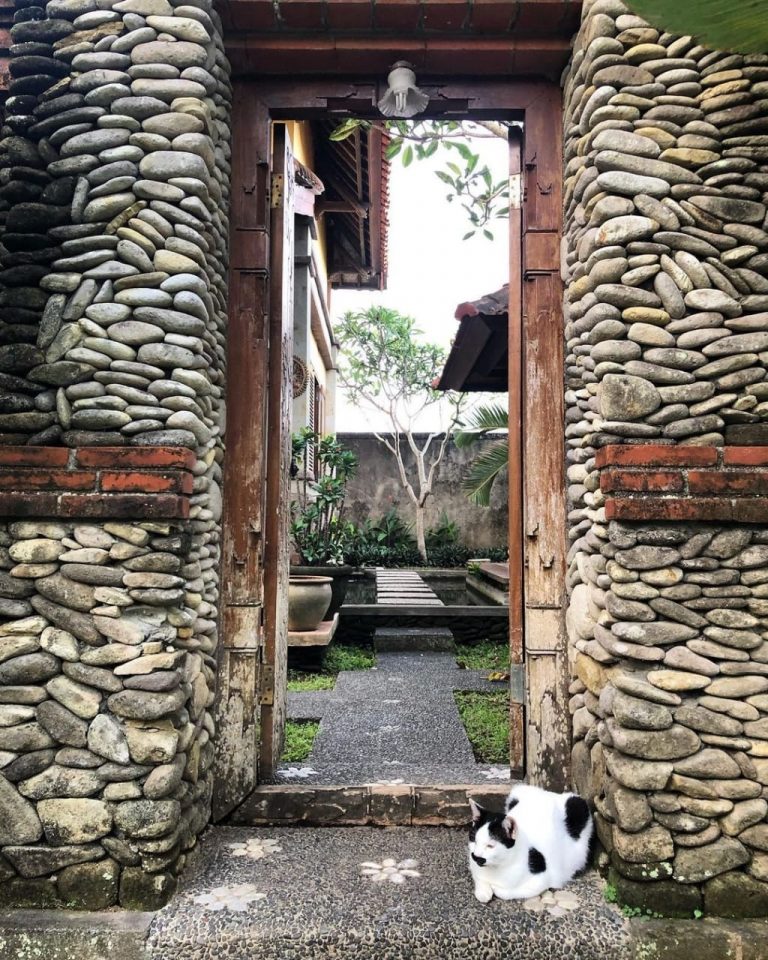 Entrance gate in one of the houses in Batuan 768x960
