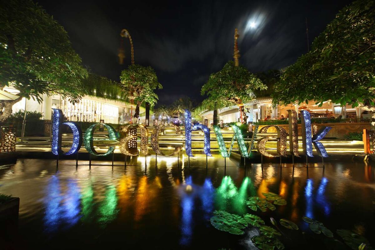 beachwalk mall night main entrance