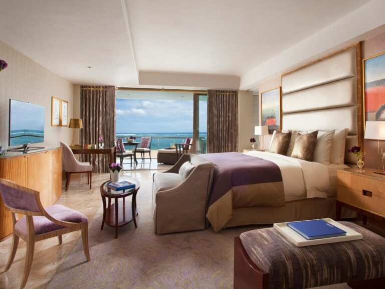 The Baron Suite Bedroom purple 1137 768x576