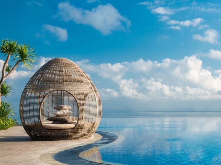 renaissance pool 1131 768x576