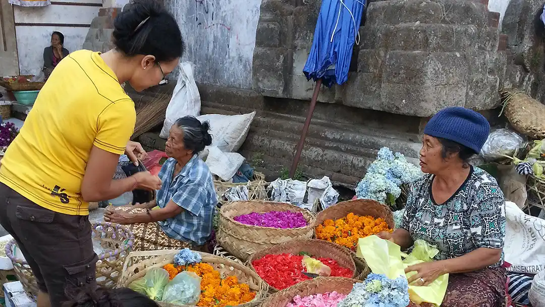 balinese speaking bahasa ubud market